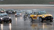 Spannende MINI Challenge im Eifel-Regen auf dem Nürburgring. Foto BMW/Auto-Reporter.NET